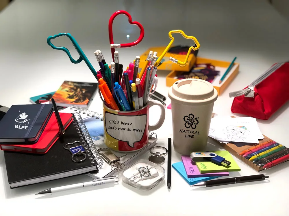 Seleção variada de brindes personalizados sobre a mesa