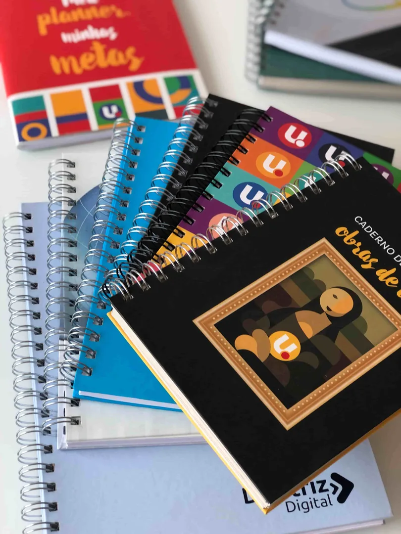 Cadernos personalizados com capas coloridas variadas