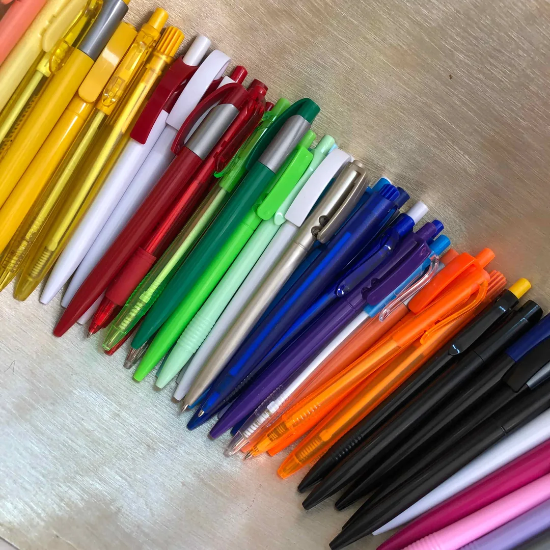 Diversas canetas plásticas personalizadas coloridas