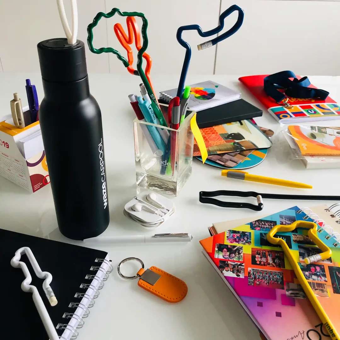 Brindes personalizados variados sobre a mesa