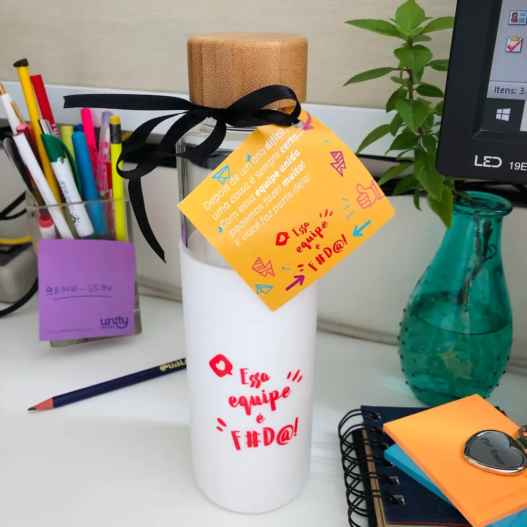Garrafa personalizada com cartão de agradecimento para equipe