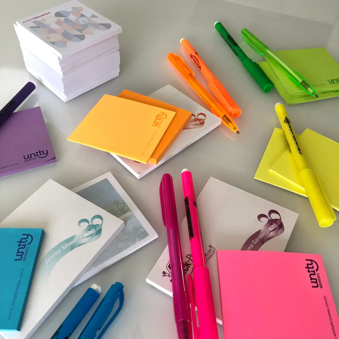 Bloco Autocolante Colorido - Bloco tipo post it, prático, versátil e reposicionável: anote, destaque e organize.