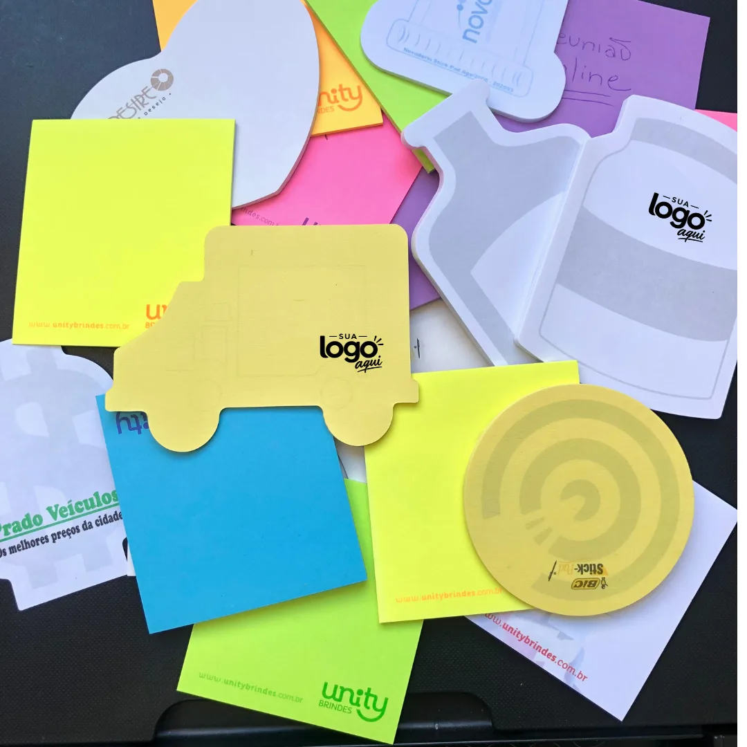 Bloco Autocolante Personalizado - Formatos variados e cores vibrantes, ótimos para anotações rápidas e distribuição em massa.