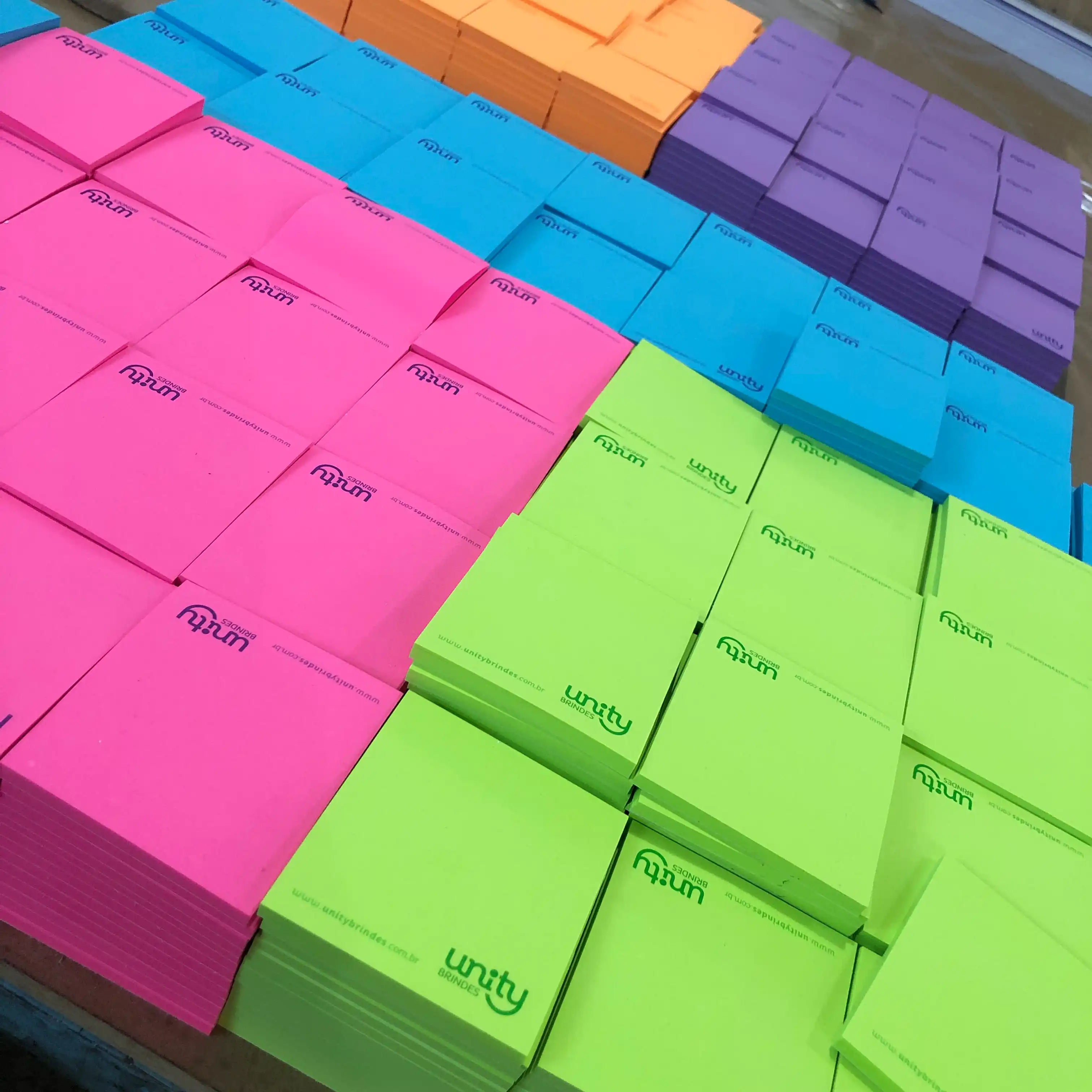 Blocos em Diversas Cores - Personalize seus blocos autocolantes e leve sua marca para o dia a dia.