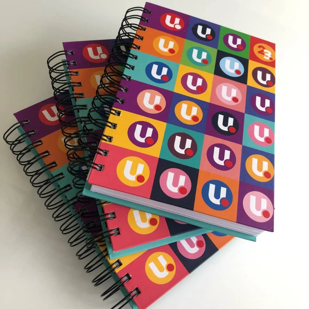 Caderno Corporativo Personalizado - Capas coloridas e design moderno, úteis durante o evento e no dia a dia após o término.
