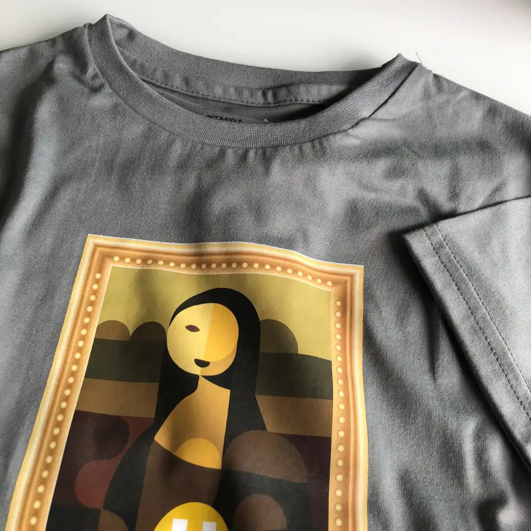 Camisetas em Diversas Cores - Diferentes opções de cores de camisetas para criar uma comunicação visual alinhada à identidade da marca.