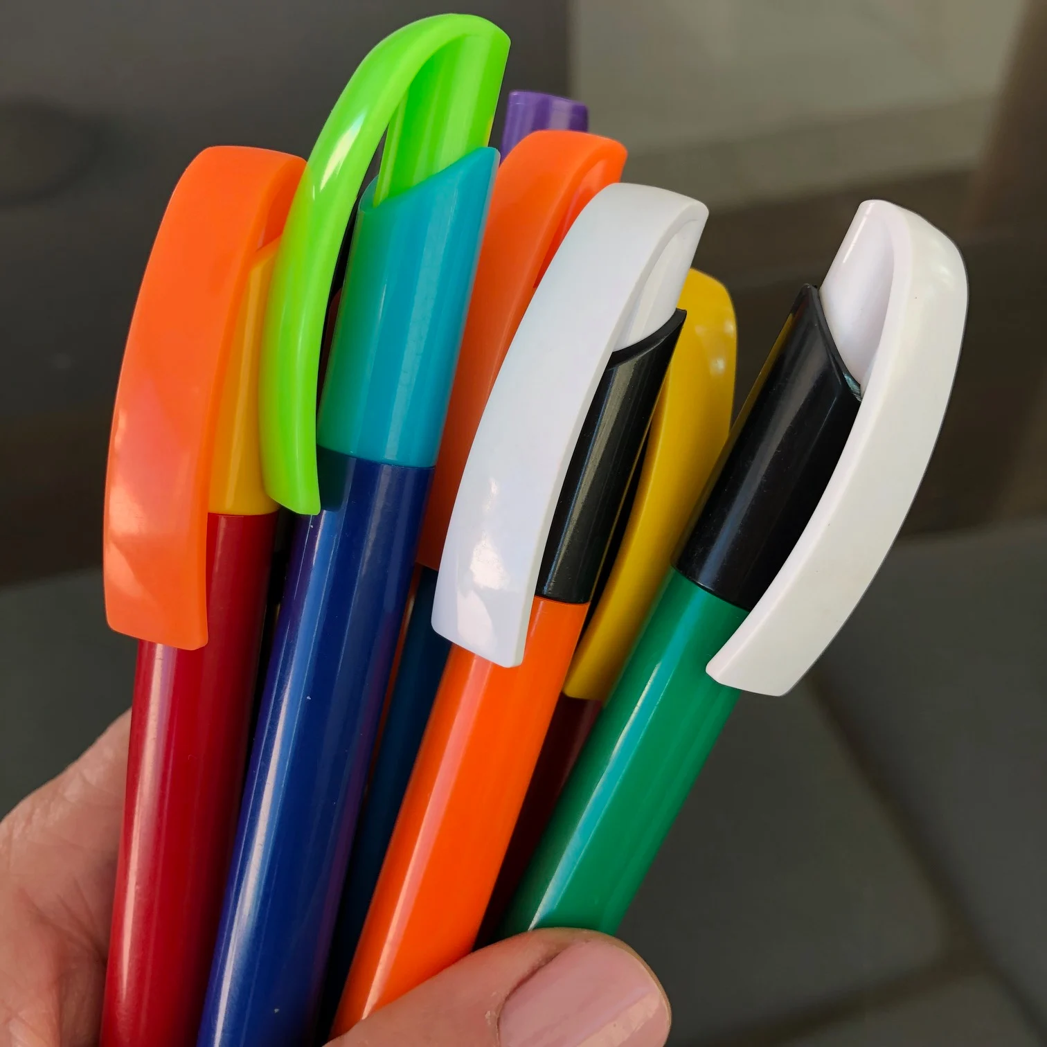 Canetas de Brinde Coloridas - Modelos coloridos e de baixo custo, ideais para distribuição em grande volume em agências e balcões de atendimento.