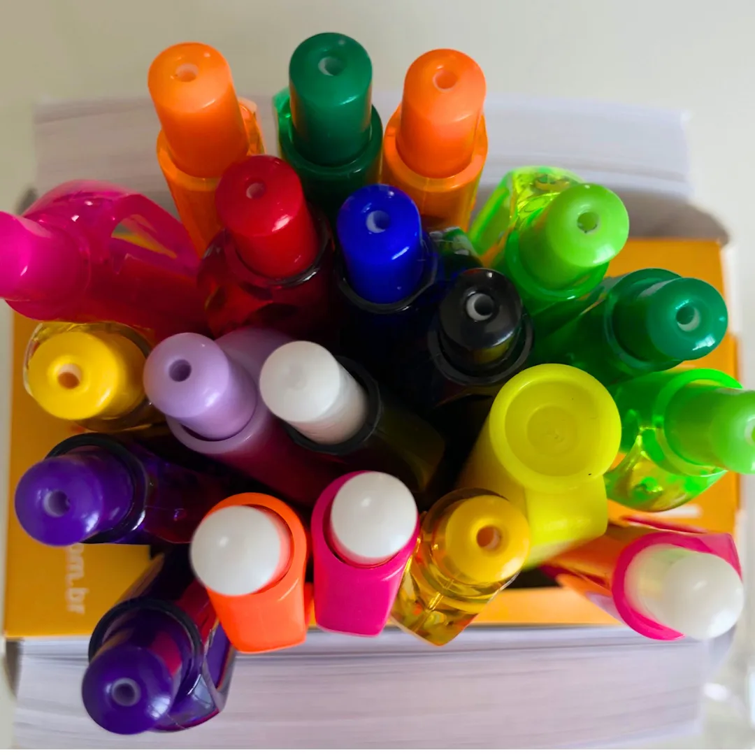 Canetas para Feira - Modelos coloridos e práticos, perfeitos para distribuição rápida a visitantes do estande.