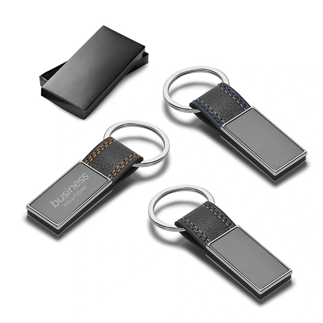Chaveiro Couro Sintético com Costura Colorida - Chaveiro em couro sintético e metal, com costura colorida. Acompanha caixa para presente. Personalização em gravação a laser.