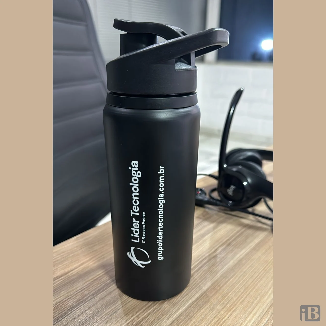 Garrafa de Alumínio com Bico Vedado - Garrafa de alumínio, tampa rosqueável, bico com tampa vedada. 650ml.