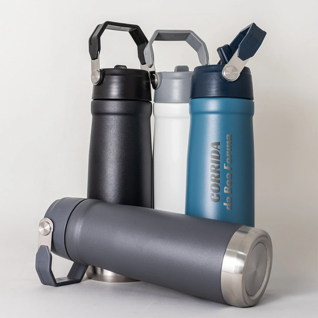 Garrafa Inox SUS 304 Parede Dupla - Garrafa em inox SUS 304 com parede dupla, conserva líquidos quentes ou gelados por mais tempo, preservando o sabor e a qualidade. 630ml.