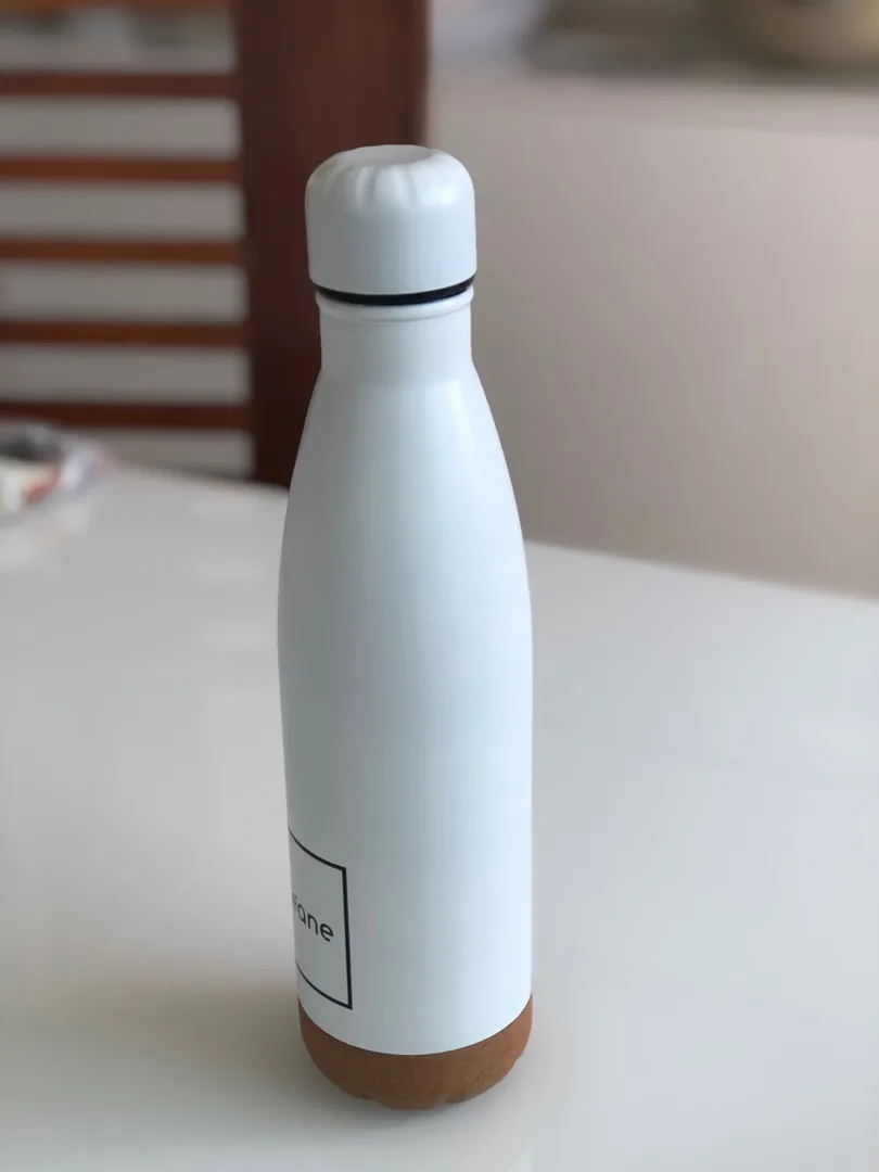 Garrafa Térmica Inox com Base em Cortiça - Squeeze em aço inox e base em cortiça com parede dupla com isolamento a vácuo. Mantém as bebidas quentes por 8h e frias por 24h. 560 ml.