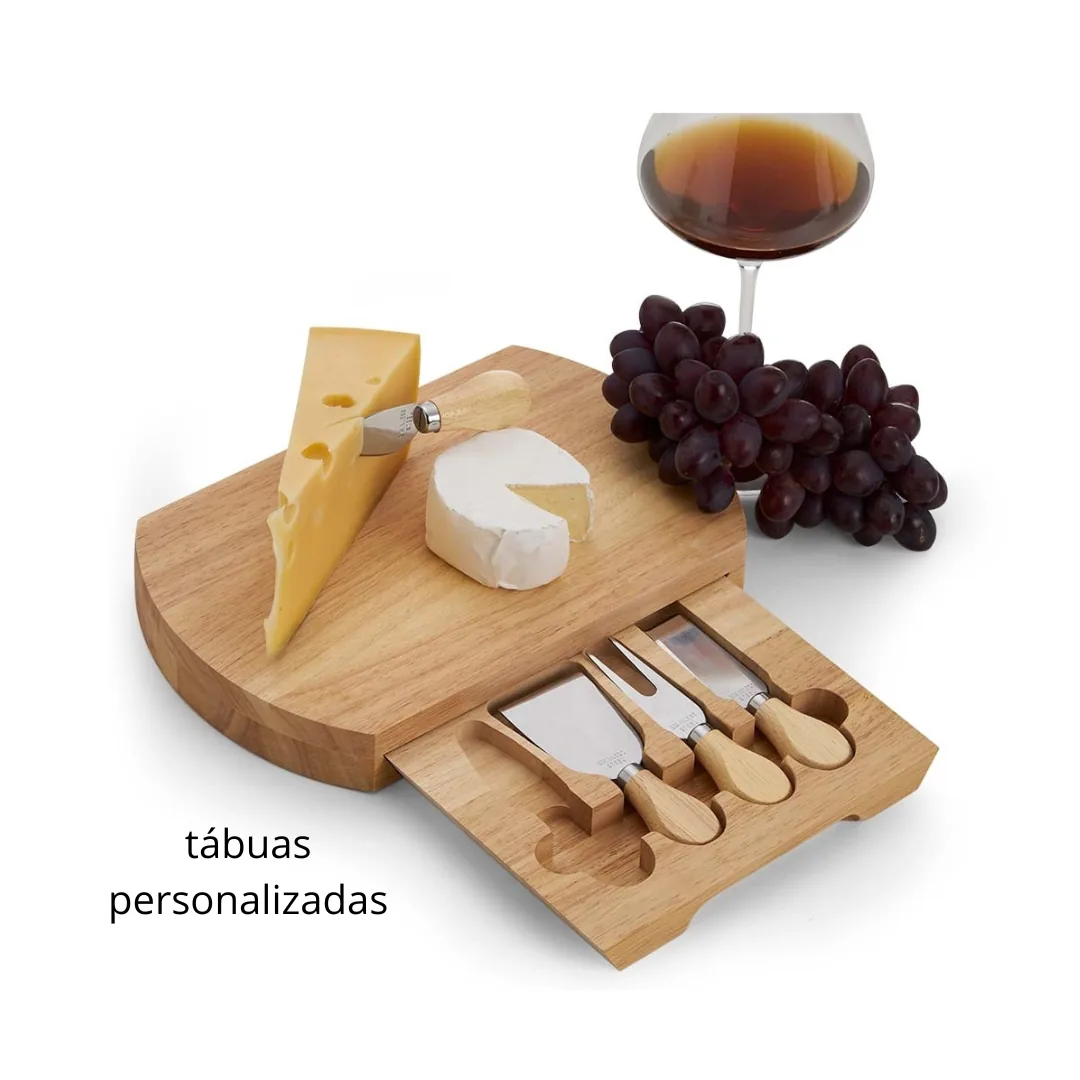Kit Queijo com Tábua em Bambu - Kit queijo em vários tamanhos e modelos, com faca, garfo e espátula, sobre tábua em bambu. Personalização em silk screen.
