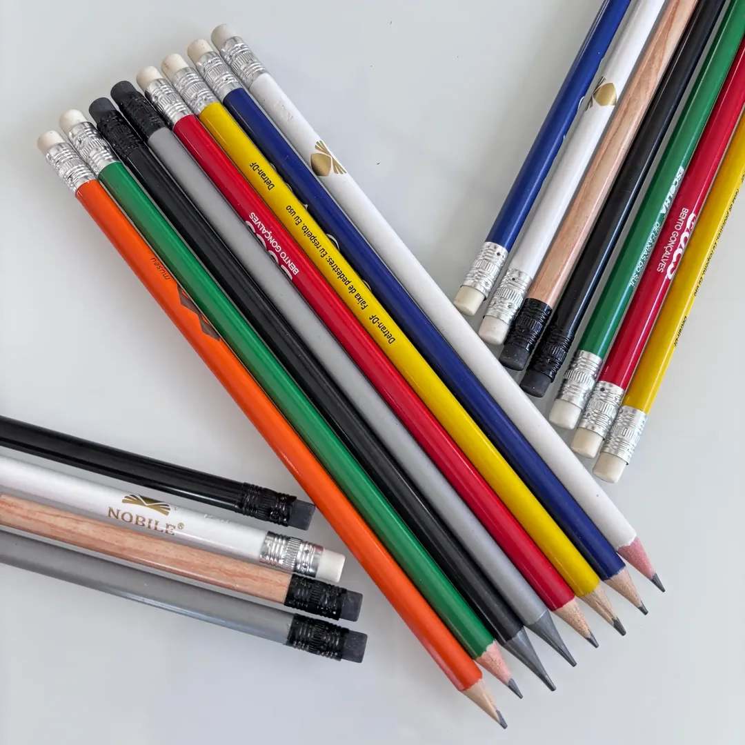 Lápis Colorido NP - Lápis resina em várias cores, com grafite preto HB — resistente e com boa aderência à personalização.