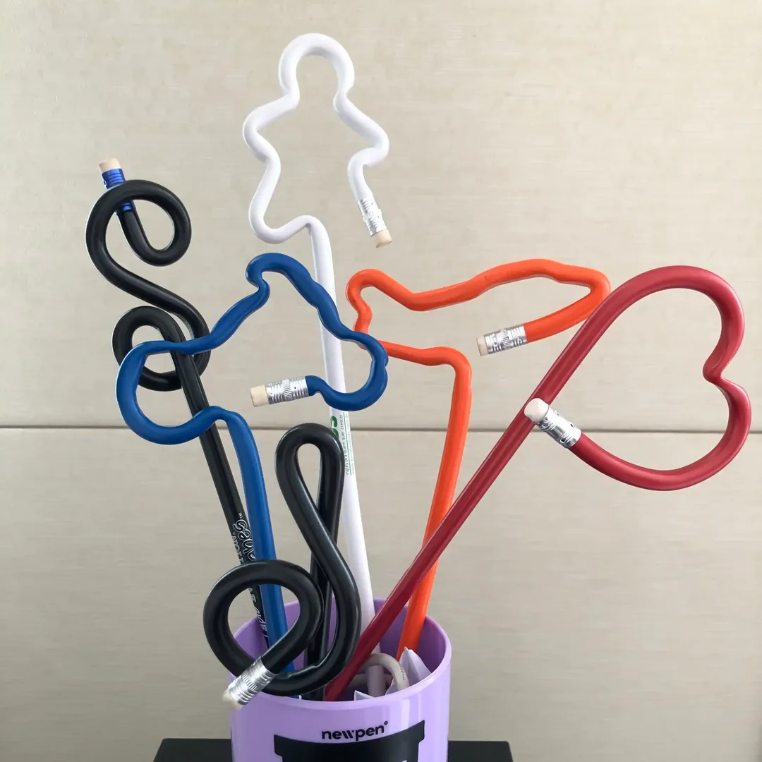 Lápis com formato personalizado - Traços contínuos: pessoa, infinito e coração em cores vibrantes