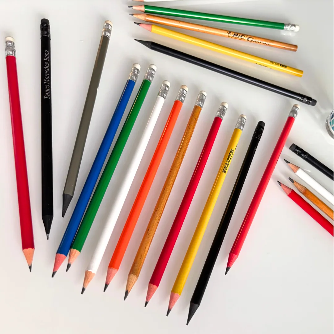 Lápis Personalizado - Opção clássica e de baixo custo, ideal para distribuição em grande volume durante feiras e congressos.