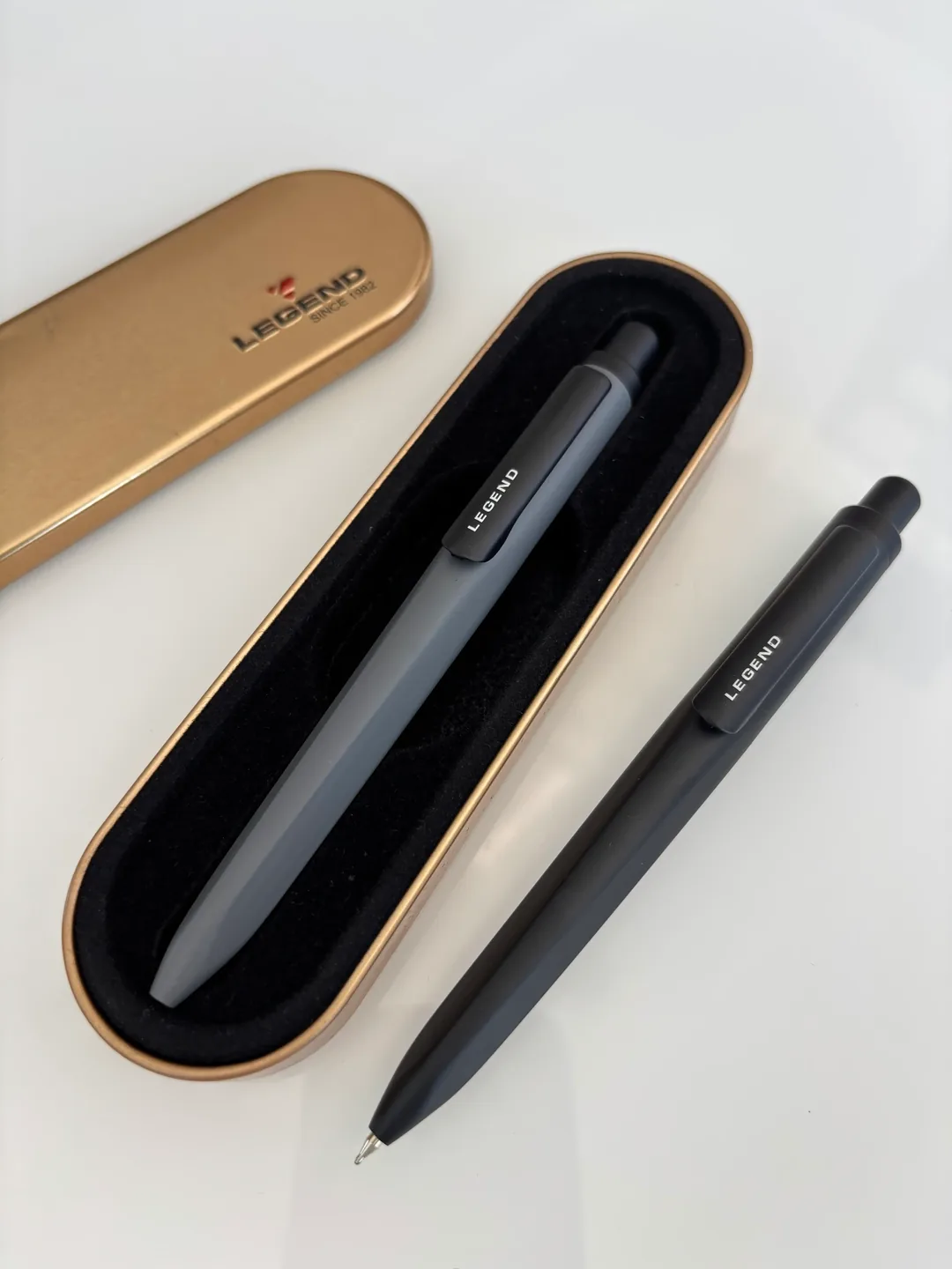 Legend Matt - Premium Legend, clean mas muito elegante. Caneta de metal com estojo.