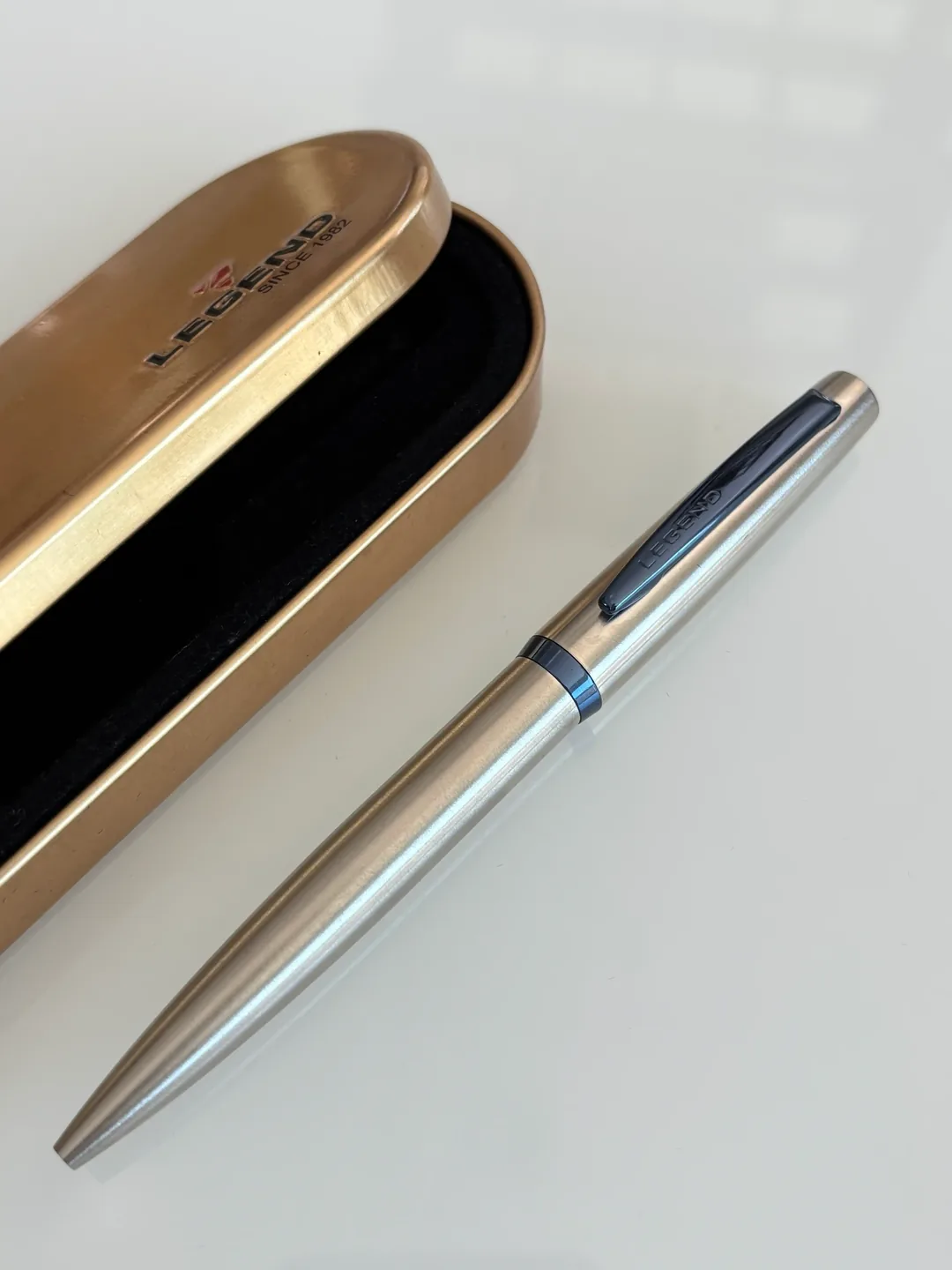 Legend Steel — Detalhe Azul - Caneta Legend personalizada, clássica e elegante, com detalhe em azul. Estojo metal. Pedido mínimo: 25 unidades.