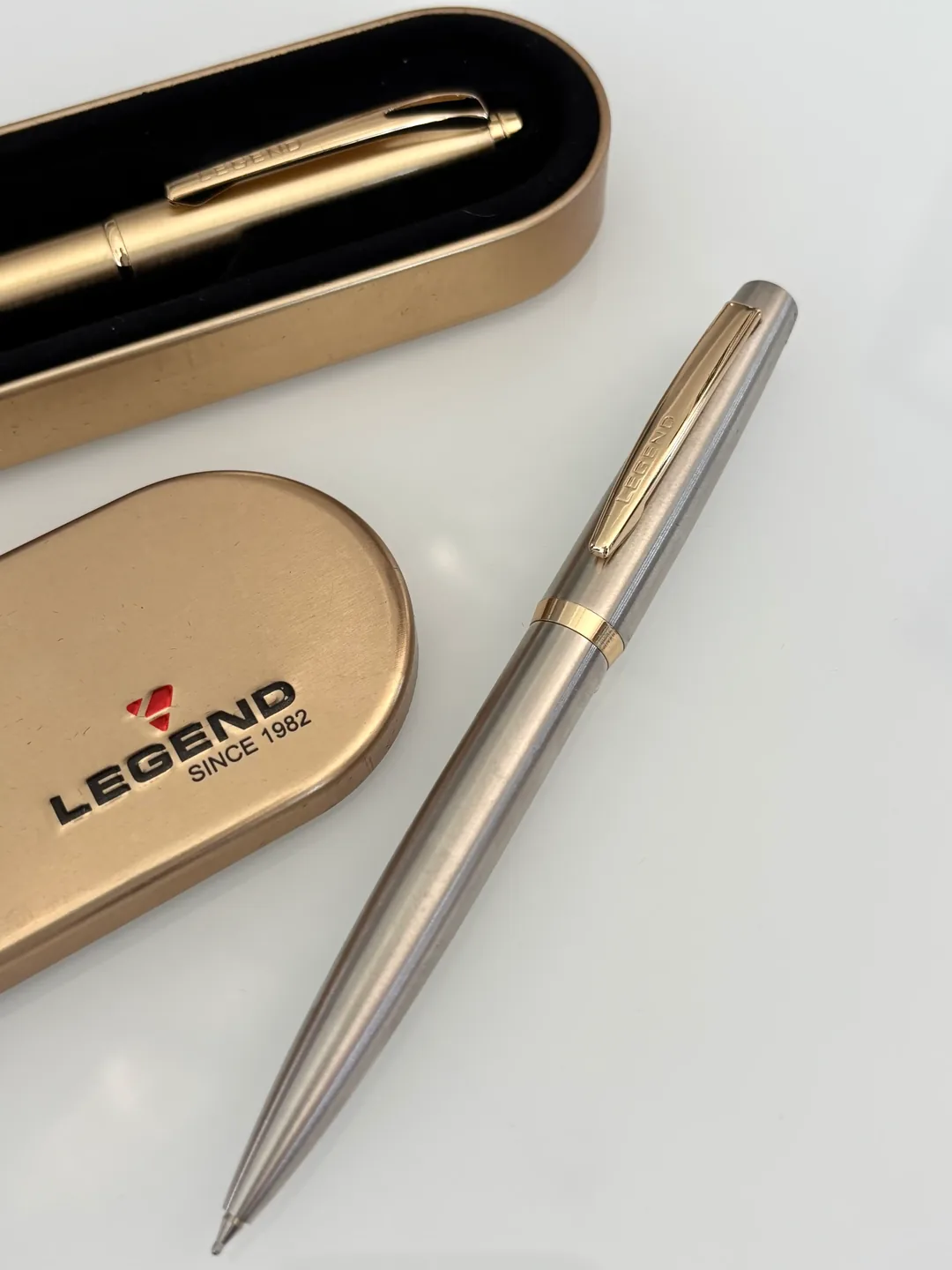 Legend Steel — Detalhe Dourado - Caneta Legend personalizada, clássica e elegante, com detalhe dourado. Estojo metal. Pedido mínimo: 25 unidades.