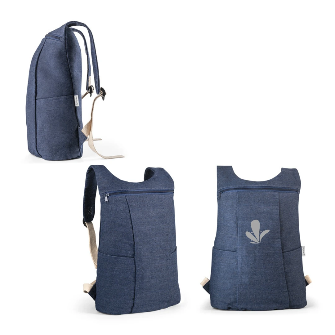 Mochila Casual em Denim Reciclado - Mochila casual em denim reciclado, com 2 bolsos frontais e alças ajustáveis com webbing de algodão, costuras reforçadas. 40 x 29 cm.