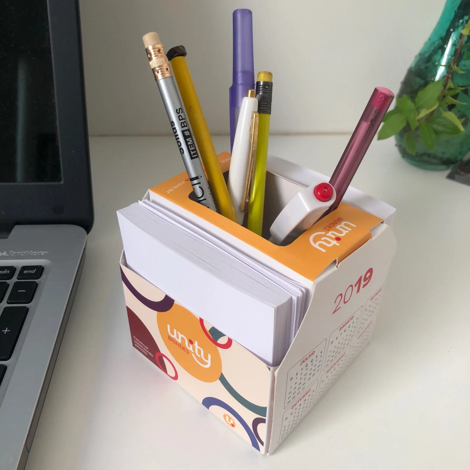 Porta-Canetas de Mesa - Porta-canetas em papel triplex, impressão colorida em área externa total. Inclui 200 folhas brancas para anotações. Um brinde de mesa útil e decorativo.