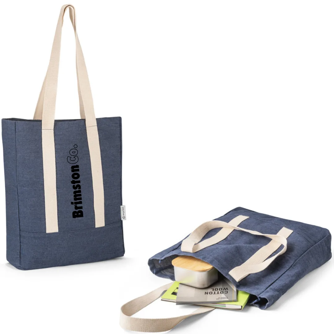 Sacola Casual em Denim Reciclado - Sacola casual em denim reciclado (270 g/m²), com bolso interior com fecho, costuras reforçadas e alças em webbing de algodão de 64 cm. 39 x 34 x 10 cm.